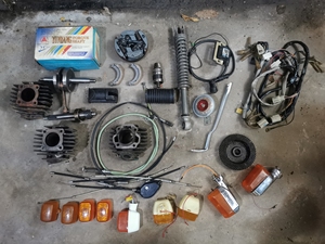 明星雅马哈50摩托车配件.车已经转让了,留着备件也没用,有需