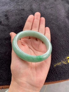 豆种飘绿翡翠手镯