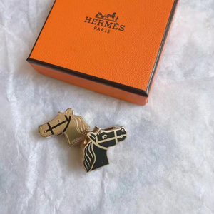 爱马仕hermes 马头丝巾扣 马车 新款 双面的哈 金色