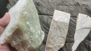原矿玉石料子，产地辽宁岫岩，2－3斤吧。