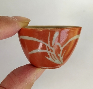 清同治珊瑚红地兰花"又一香"卧足杯,牛眼杯,囗径3.6厘米