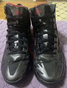 出一个阿迪达斯罗斯轻无敌篮球鞋,鞋子正品,支持任何形式鉴定