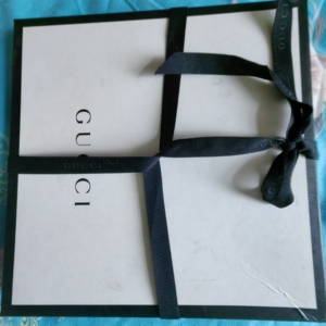 gucci围巾,全新,吊牌包装盒都还在,女儿春节送的,没用过