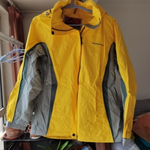 哥伦布正品户外运动冲锋衣,春秋女款,m号,衣长64,胸围10