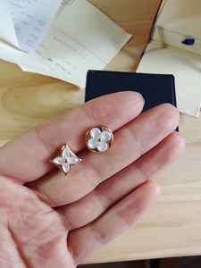 lv白贝母不对称耳钉k金,专柜入手