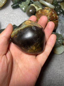 000人付款淘宝586克和田玉黑皮石包玉青玉籽料断籽原石 肉泛青黄色