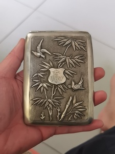 老银烟盒,正面有飞鸟修竹,家族徽章,背为祥云寿字图案.内刻1