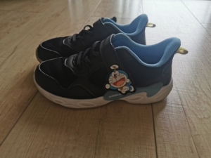 33码安踏哆啦a梦儿童运动鞋,内长20.5厘米,鞋底软硬适度