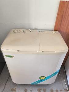 小天鹅双缸洗衣机半自动洗衣机，一边洗一边脱水简单好用。有需要