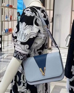 范思哲正品女士斜挎包包，蓝色简约百搭款式，时尚精美，现亏本清