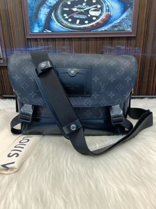 lv男包斜挎秀款