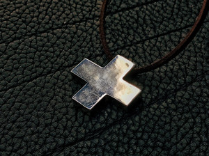 手艺贾eva经典葛城美里925银十字吊坠.2.8cm长,厚4