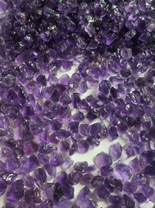巴西紫水晶原石1到2厘米，晶体好颜色深，少量按粒，编绳做珠子