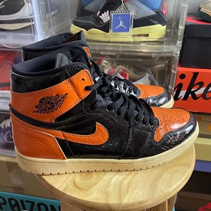 aj1猪油扣碎 45码原盒配件齐全,磨损很小,星星扎手,全新