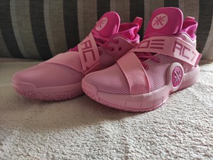 李宁全城7中,我最喜欢的粉色,它继承了wow7的娇艳欲滴,但