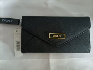 全新 购于美国   DKNY长款钱包，黑色十字纹，搭扣的地方