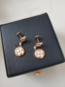 lv四叶草耳钉,老公送的,现在也不带了,低价出了,不要问真假