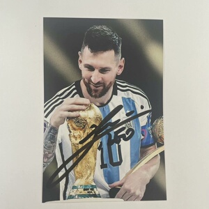 出梅西签名照(亲笔)亲笔签名照保真,自己收藏了很多亲笔签名照