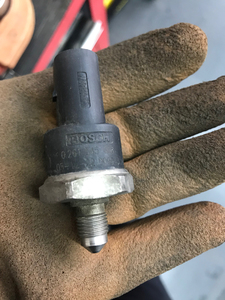 c6 奥迪a6l 2.0t 原车 油轨压力传感器