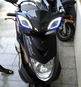 迅鹰改装劲战三代目头罩,劲战头可安装狂派转向灯,直接安装不需