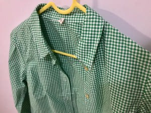 九分袖绿格子衬衫 不可退绿色恰到好处 面料有凹凸纹理感  全