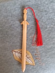 手工制作桃木小宝剑.百分百真桃木制作.长度18厘米左右.