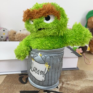 芝麻街系列毛绒公仔,垃圾桶奥斯卡18厘米左右,瑕疵