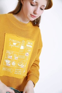 TYAKASHA塔卡沙超市系列姜黄色食物胶印小高领套头卫衣0