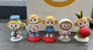 好未来学而思网校爱豆读书公仔手办