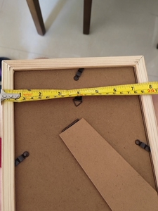 一个相框,20701525cm的,当时买来挂十字绣的,没用过,全