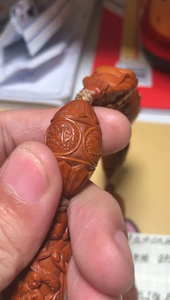 橄榄核雕十八罗汉陈素英早期骑兽罗汉,存世量少,视频台灯下细节