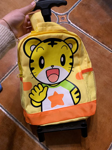 可当拉杆箱,可当小书包,两用.巧虎图