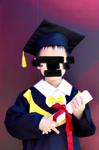 幼儿园毕业照服装 儿童博士服。拍毕业照时穿过一次，带博士服和