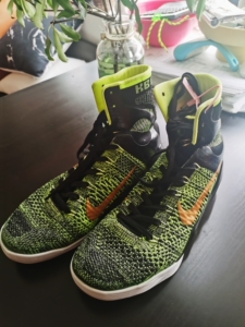 科比9胜利绿,保证正品,已换底,鞋面完好,已无鞋盒.44.