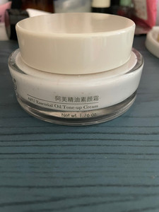 阿芙精油素颜霜,素颜霜毕竟没有粉底持久,所以闲置,用了应该不