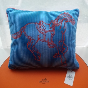 hermes爱马仕,新款靠枕,兰色 刺绣骏马抱枕
