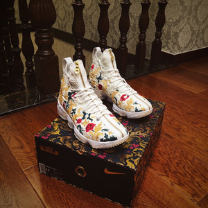 詹姆斯15 kith lebron 白花卉刺绣43全新43码