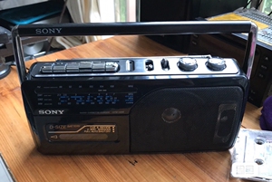 索尼cfm-145s单卡小收录机,外观完整,卡座这几天有点卡