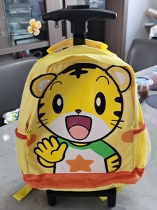 巧虎拉杆书包,书包全新没用过,因为是浅色,多少会有点点印记