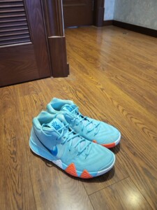 欧文4女权46码配盒 室内上脚次数很少 成的很好 鞋底磨损很