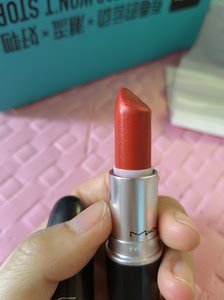 mac 色号502,带细闪,滋润质地很好看,个人不喜欢用口红