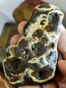 黑龙江锦花玛瑙,手玩,手把件,北红玛瑙,79克.水冲原石.完