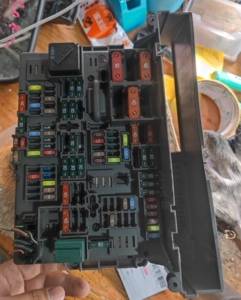 宝马x1保险丝盒