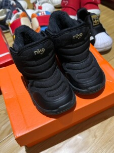 耐克经典棉鞋,远大购买,原包装盒齐全,口罩原因小孩子穿几次!