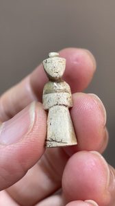 玉翁仲     该物整体采用汉八刀的雕琢工艺,线条流畅,粗旷