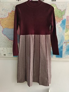 全新，深紫色中长款时然女毛衣裙，面料是粘纤，很柔软，有腰带。