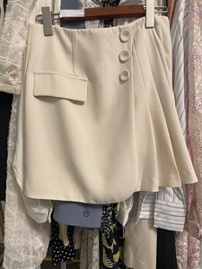 米祖最新爆款米色短裙，米色M码，百搭经典不过时款。面料舒适，