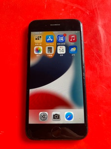 苹果7手机，内存128 G，亮黑色国行机版本15.6，电池容
