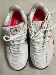 阿迪达斯狼牙网球鞋