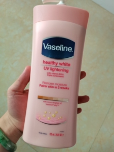 凡士林维他亮肤美白身体乳,750ml大瓶装,里面乳液是粉色的